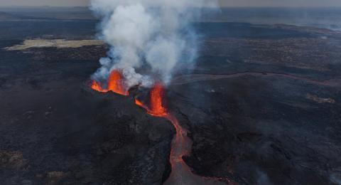 Drónamynd af gosi í Sundhnúkagígsröðinni